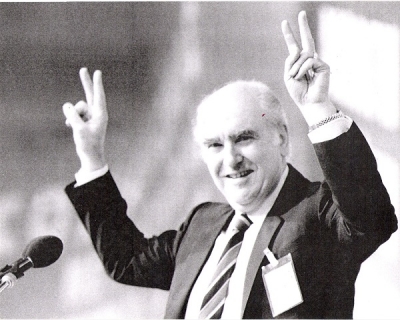 Στις 7 Ιουλίου 1989 κατατίθεται πρόταση στη Βουλή κατά του Παπανδρέου