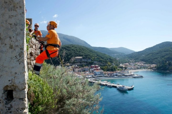 Έβαλαν... μεράκι στον καθαρισμό του Ενετικού Κάστρου οι Παργινοί