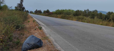 Σακούλες σκουπιδιών στα πρανή της εθνικής οδού Πρέβεζας-Ιωαννίνων