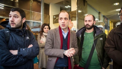 Κώστας Μπάρκας: «Μας έριξαν κάτω, μας κλωτσάγανε, ενώ τους λέγαμε ότι είμαστε βουλευτές»