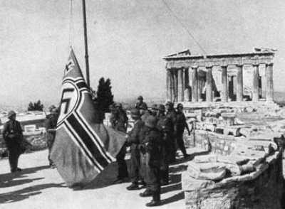 Στις 30 Μαϊου 1941 οι Γλέζος και Σάντας κατεβάζουν την σημαία των Ναζί από την Ακρόπολη