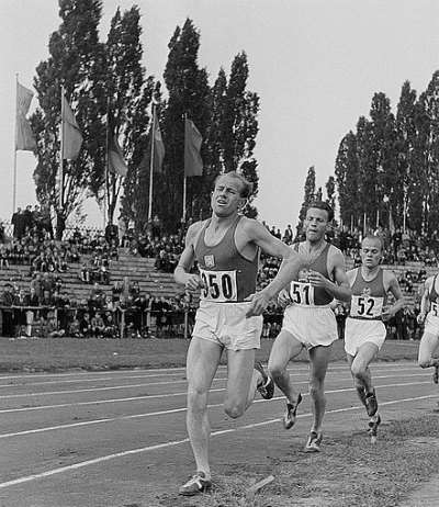 Στις 5 Δεκεμβρίου 1969 αποτάσσεται από το στρατό ο Ζάτοπεκ