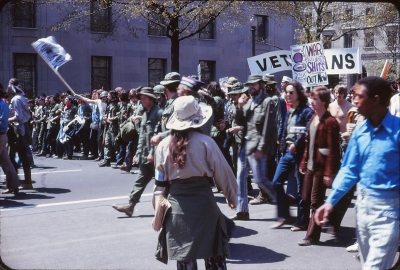 Στις 22 Απριλίου 1972 έγιναν μεγαλειώδεις διαδηλώσεις στις ΗΠΑ κατά του πολέμου στο Βιετνάμ