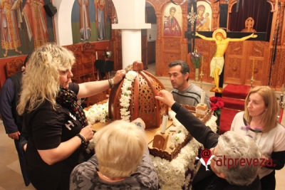 Ξενύχτισαν στολίζοντας τον επιτάφιο στον Άγιο Θωμά Πρέβεζας (pics)