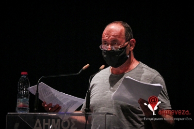 Σύμβουλος της αντιπολίτευσης αποχώρησε από τη συνεδρίαση του δημοτικού συμβουλίου καταγγέλλοντας τον Πρόεδρο επειδή έκλεισε το μικρόφωνο...