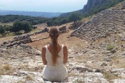 Το πολιτικό σκέλος των «Πολιτιστικών Διαδρομών» δένει τη σχέση Καχριμάνη-Ιωάννου…