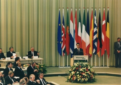 Στις 7 Φεβρουαρίου 1992 υπογράφεται η Συνθήκη του Μάαστριχτ
