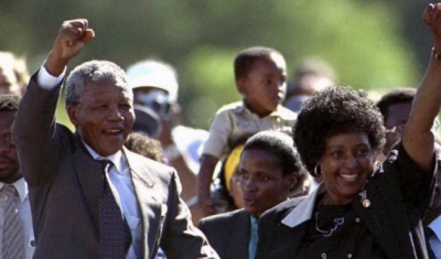 Στις 11 Φεβρουαρίου 1990 απελευθερώνεται ο Νέλσον Μαντέλα