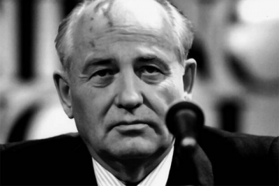 Στις 15 Μαρτίου 1990 ο Γκορμπατσόφ έγινε Πρόεδρος της ΕΣΣΔ