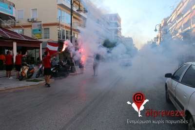 Υποδοχή σε Μπόγρη από τους οργανωμένους οπαδούς του Ολυμπιακού στην Πρέβεζα (photo)