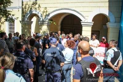 Οι 9 που μπαίνουν στο ΄'σκαμνί” στις 2 Μαΐου για τη δράση τους ενάντια στους πλειστηριασμούς...