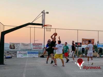 Με αμείωτο ενδιαφέρον συνεχίζεται το 22ο τουρνουά μπάσκετ 3 on 3 στο Καναλάκι