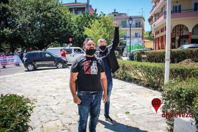 Φόρο τιμής στους νεκρούς διανομείς απέτισαν τα μέλη της Επιτροπής Επισιτισμού – Τουρισμού – Διανομέων της Πρέβεζας (pics)