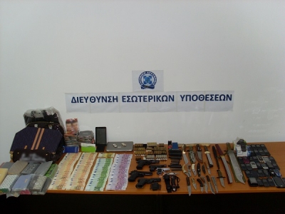 Ολόκληρο οπλοστάσιο στο σπίτι «κεφαλιού» της Ελληνικής Αστυνομίας στα Ιωάννινα (photo)