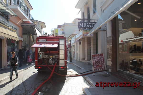 Αναστάτωση στο ιστορικό κέντρο της Πρέβεζας λόγω φωτιάς