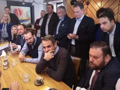 “Εργαλειοποιεί” πολιτικά τις επαφές του με την ηγετική ομάδα της ΝΔ ο Σπύρος Κυριάκης...