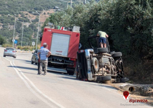 Τροχαίο ατύχημα σημειώθηκε στην Ε.Ο. Νεράιδας–Αρχαγγέλου – Εγκλωβίστηκε ο οδηγός (pics)