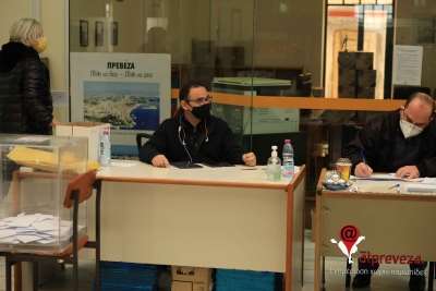 Σε εξέλιξη οι εκλογές του ΚΙΝΑΛ για την ανάδειξη νέου Προέδρου